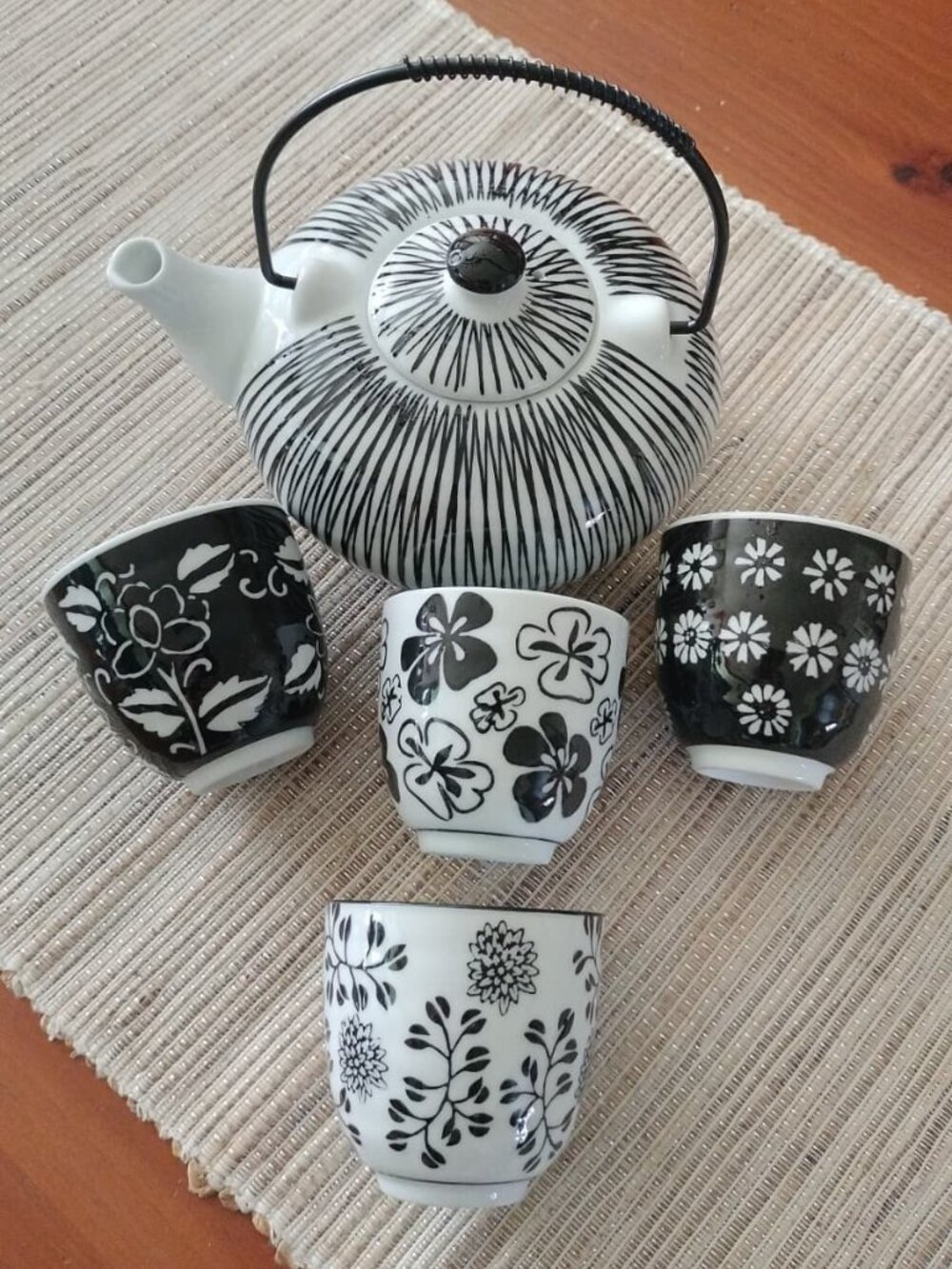 Pier 1 Akina tea pot with 4 cups black and white striped floral 5 pcs
